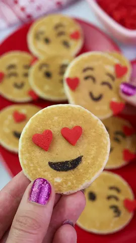 Mini Emoji Pancakes 🥰😍😘 #ValentinesDay #valentinesideas #valentinesbreakfast #bakingtiktok 