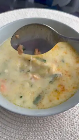 Супчик из хребтов лосося 🎣 Вкусно, нежно и сытно, а готовится как обычно, легко и просто ❤️ Ингредиенты: Хребты лосося 500 гр Картофель 2 шт  Лук 1/2 шт Сырок плавленый  Зелень/соль/специи  Обязательно сделайте этот бюджетный, но очень вкусный суп 🥣.  #суп #супслосося #хребтылососясуп #рыбныйсуп #супссырком #супза30минут #рецепт #простойрецепт #бюджетныйрецепт #едасогревает 