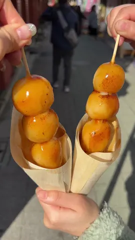 【浅草　そらつき】浅草の大粒みたらし団子🍡噛みごたえのあるもちもち団子3粒に醤油強めのタレがたっぷりかかって1本350円！1番下の団子だけ貧相だった😂#東京グルメ #tiktokグルメ #浅草 #浅草食べ歩き #みたらし団子 #japanesefood #moch #asakusa #おすすめ #fyp 