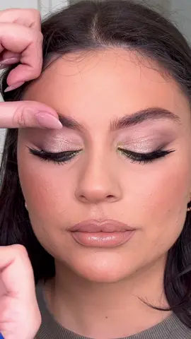 DOWN THIS WAY! 👈🏼 #makeuptutorial #makeupartist #makeuphacks #Eyeliner #eyelinertutorial 