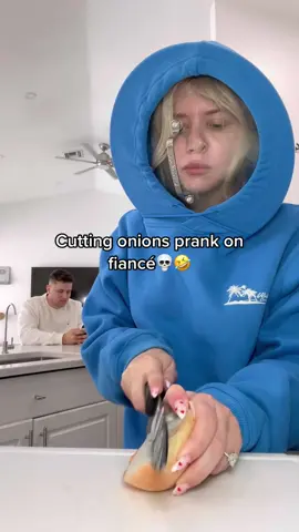 He was so confused.. 🤣🚀 #fyp #reactions #couplecomedy #cuttingonions ib: @kristy.sarah 