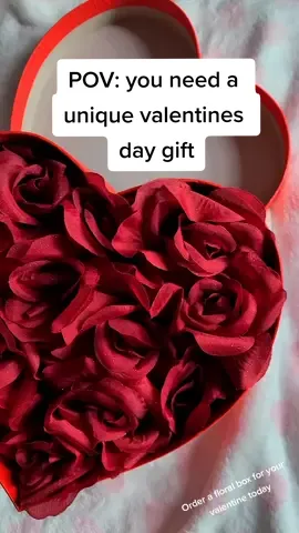 If youre looking to buy yourself (😏) or anyone flowers, get this glitter dusted floral box! made with faux flowers, this gift sparkles for years. Connect with me on instagram or etsy dakki3shop! #dakki3m #dakki3shop #valentinesdaygiftideas #vdaygift #boxofflowers #heartshapedgifts 