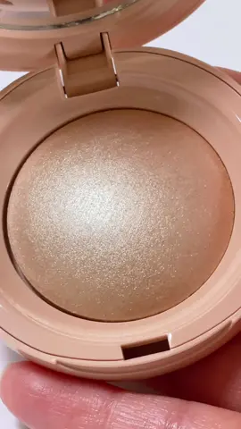 Rare Beauty Highlighter in Exhilarate @@rarebeauty ##rarebeauty##highlighter##rarebeautyhighlighter##viralmakeup##beautyunboxing##makeup##makeupcollection##makeupessentials##highlighterglow##highlighteronfleek##rarebeautymakeup##rarebeautyhighlight