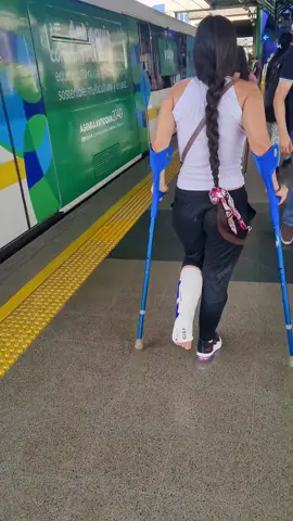 Caminando enyesada en el metro 🚇🩼 #cast #legcast #enyesada #muletas #crutches #muletasaventureiras #piessanos 