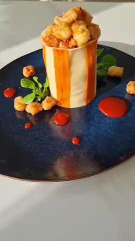 Recette de mon ketchup maison : -300 GR de tomates pelées en conserve (avec leur jus) - 1 échalote ciselée  - 2 branches de thym - 1 Petit morceau de céleri branche ciselé (25-30gr soit la taille d'un index)  - 1 demi gousse d'ail - 2 petite càc de sucre - 5 cl (50gr) de vinaigre de votre choix (j'utilise du balsamique blanc) - 1 pincée de 4 épices  - 1 demi càc de paprika fumé  Faire revenir l'échallote avec le thym (non effeuillé) quelques minutes dans un peu d'huile d'olive, sel poivre Ajouter la demi gousse d'ail non écrasée, le petit morceau de céleri taillé  Puis Les épices  Faire revenir 1 à 2 min à feu fort puis ajouter le sucre Et le vinaigre pour déglacer. Dès le départ de l'ébullition ajouter la chaire de tomate et  son jus et laisser cuire 1 bonne minute avant de couvrir et laisser pour 20 minutes à feu moyen Cela va compoter...  On retire le thym et on mixe tout le reste au mixeur plongeant  Passez au chinois ou tamis pour un ketchup ultra lisse et laisser refroidir avant de goûter (chaud ça ne vous plaira mais je sais d'avance que vous allez y tremper le doigt quand même)  Merci encore pour vos idées de recettes de la flemme et à dimanche prochain ! #tiktokfood #tiktokacademie #astuce #pasta 