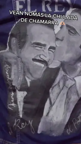 La noche de anoche me trajo recuerdos para días. ♥️ Una chamarra de mezclilla, proveniente de las maravillosas manos de una chica que amablemente se acercó al ruedo para obsequiármela, desencadenó una serie de memorias de tiempos en los que el mundo brillaba un poco más y todo parecía más simple. El viejo nos enseñaba a crecer y nosotros aprendíamos cada lección… Y cuántas nos siguen llegando, aún después de su partida. Y como dice esa canción que tanto ha unido a nuestra familia: “Ven, calma mis angustias con un poco de amor,  que es todo lo que ansia mi pobre corazón.” ¡Gracias por todo, León! 🙏🏼✌🏼 Como les dije, siempre es un honor empezar aquí el año de trabajo 💥💥💥💥 #AFHechoEnMexico #fy #fyp #foryou #AlejandroFernández #VicenteFernández #viral #parati #mariachi #palenqueleon #guanajuato #mexico  