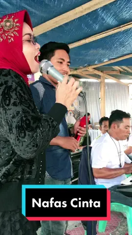 Fokus dimatanya player🙈😂. #nafascintachallenge #slowrock #duetwithsenior #palu #sulawesitenggah #inkachristie #amysearch  @Brownis TTV @TRANS TV 