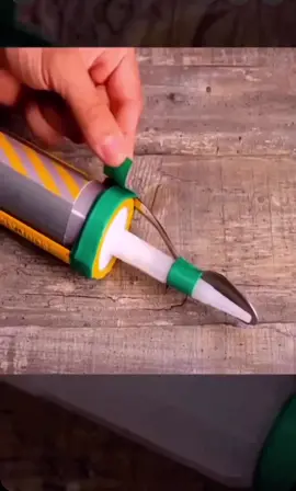 Mastic caulking. With a spoon thoughts ? #doityourself #how #homeimprovement #fyp #foryoupage #DIY #howto 