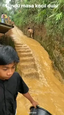 jadi inget waktu zaman main perosotan di tanah merah lebak indah 😂