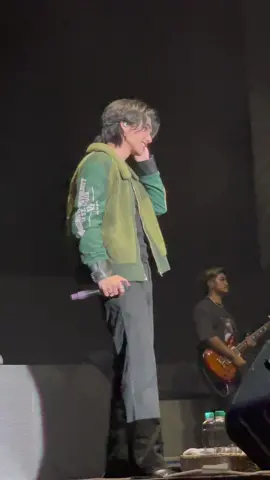 Bersyukur, bersyukur bgt bisa nonton Why Don’t You Stay sedeket ini, bahkan gapernah mimpiin sama sekali 🥹. Cried the first time I hear it when I had the chance to hear him sing this song with piano. And it’s still gives me the same chills. Even more, perhaps, now that I could watch it ((((this))) close. Still, the best soundtrack to one of the best series ever, yg sayangnya ninggalin luka banyak banget to the point where I didn’t have the strength to rewatch it again. 🫠🫠🫠💔💔💔❤️‍🩹❤️‍🩹   #JeffSatur #JeffSaturJKT #LiveOnSaturn #LiveOnSaturnJKT #JeffLiveOnSaturnJKT