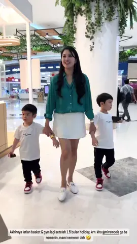 Latihan basket & gym ditemenin mami 😍 #sandradewi 