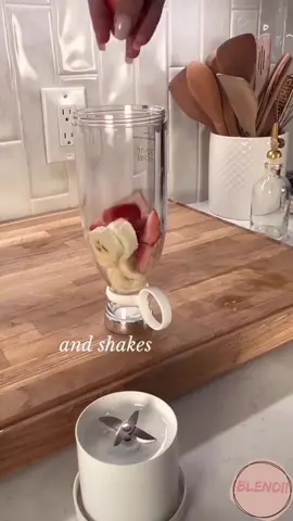 make smoothies at work with our Blendii Bottle 🍼 #portableblender #kitchen #tiktokmademebuyit #linkinbio☝️ 