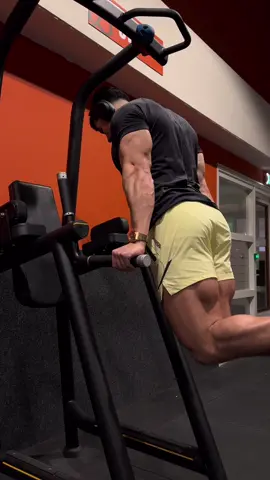 My hamsting has a bicep 😯 #dips #GymTok #fy #hamstrings 