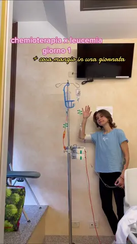 Oggi è stato il mio primo gradino, la prima chemio, il primo passo verso l’effettiva guarigione. 🤍 Molte persone come del resto me fino a pochi giorni fa, non conoscono questa terapia, e proprio come me, ci sono persone che si ritrovano dal nulla ad affrontare lo stesso percorso, confusi e storditi e non capendone il perchè.  Me lo sono chiesta anche io. Ma una risposta non c’è. Il messaggio che vorrei trasmettere oggi è di non farvi mai scoraggiare dalla vita, lottate e fate valere i vostri diritti e le vostre scelte.  Non fatevi del male per una delusione d’amore, perchè meglio di voi non può conoscervi nessuno.  Date carburante al vostro corpo, perchè lo stomaco e la mente vi ringrazieranno  e vi aiuteranno ad essere più produttivi.  Non date odio, abbiate cura nei dettagli perchè la vita, è già piena di vicoli buii. #perte #lla #chemioterapia 