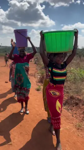 We love making clean water more accessible in the villages of Malawi🖤💧 • #cleanwater #water #village #africa #waterwell #borehole #womenofafrica #malawi #health #serveothers #givelife #2ndmilk