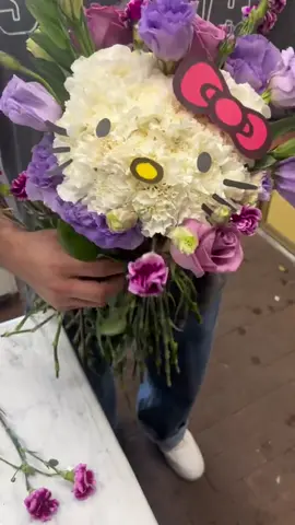 Putting hello kitty together 🎀 #florist #floristsoftiktok #flowers #sanvalentin #ValentinesDay #hellokitty #hellokittylover 