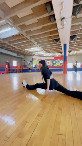 End of skate splits fun!  #skatetricks #skatergirl #rollerskating #havefun #livelife #vibes #skate #dance #goodenergy #splits #twerk 