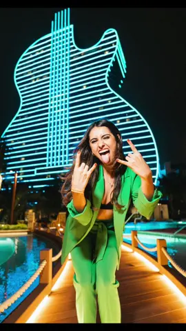 A WHOLE YEAR 🤩 Thanks everyone for all the support and for following me along on this journey 🥹 #socialmediamanager 