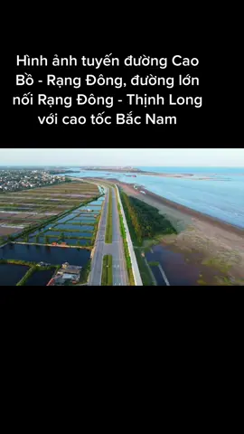 Dự án đường trục Cao Bồ - Rạng Đông(TL490) dài 46km, vốn đầu tư 5300 tỷ là một trong các tuyến đường lớn nối vùng kinh tế biển tỉnh Nam Định với cao tốc Bắc Nam. Dự án có tổng chiều dài tuyến 46km, đi qua 16 xã thuộc địa bàn hai huyện Ý Yên và Nghĩa Hưng (huyện Ý Yên 10km; Nghĩa Hưng 36km). Điểm đầu của dự án tại khu vực nút giao thông Cao Bồ (nút giao đường cao tốc Cầu Giẽ-Ninh Bình với Quốc lộ 10); điểm cuối dự án tại Trạm đèn biển Lạch Giang (Khu Công nghiệp Rạng Đông, đê biển xã Phúc Thắng, huyện Nghĩa Hưng). Dự án sau khi hoàn thành có quy mô: đoạn từ Cao Bồ đến cầu Thịnh Long đường cấp 2 đồng bằng, vận tốc thiết kế 100 km/giờ; bề rộng nền đường 24-26 m; mặt đường 4 làn xe cơ giới. Đoạn từ cầu Thịnh Long đến Khu Công nghiệp Rạng Đông quy mô đường phố chính đô thị là chủ yếu, vận tốc thiết kế 80 km/giờ; bề rộng nền đường 32,5-34,5m; mặt đường 6 làn xe cơ giới; xây dựng 1 đơn nguyên cầu Đống Cao bề rộng cầu 12m. Giai đoạn 1 (từ 2017-2021), đầu tư đoạn từ khu vực nút giao thông Cao Bồ đến đường Tỉnh lộ 490C (Km00+00-Km23+200), mỗi bên 1 làn xe cơ giới. Đoạn từ đầu cầu Thịnh Long đến Khu Công nghiệp dệt may Rạng Đông (Km36+400-Km46+00), đầu tư mỗi bên 2 làn xe cơ giới. Đoạn trùng với đường Tỉnh lộ 490C (Km23+200-Km36+400), tận dụng đường hiện tại. Giai đoạn 1 của dự án đã hoàn thành tháng 12/2021. Theo kế hoạch, giai đoạn 2 của dự án (từ nay đến 2025) sẽ nâng cấp, mở rộng đoạn đi qua, trùng với đường Tỉnh lộ 490C. Cụ thể, mở thêm 1 làn xe cơ giới mỗi bên đối với các đoạn đã đầu tư trong giai đoạn I và xây dựng cầu Đống Cao nối liền 2 huyện Ý Yên và Nghĩa Hưng, kết nối giao thông hai bờ sông Đào. Đường trục phát triển nối vùng kinh tế biển tỉnh Nam Định với đường cao tốc Cầu Giẽ-Ninh Bình có ý nghĩa đặc biệt quan trọng, tạo đột phá chiến lược, góp phần hoàn thiện mạng lưới giao thông đường bộ theo quy hoạch phát triển giao thông vận tải tỉnh Nam Định, mở ra không gian phát triển về đô thị, công nghiệp, nhất là vùng kinh tế biển tỉnh Nam Định nối với tuyến giao thông huyết mạch quốc gia là đường cao tốc Bắc Nam. #duongcaoborangdong #duongcaoborangdongnamdinh #namdinh #namdinh2023 #duandautunamtinhdinhnam2023 #nghiahung #yyen #namdinh360  