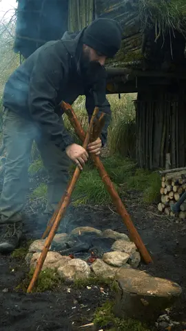 How to setup a campfire quickly ! #survivor #survival #bushcraft #outdoor #skills #shelter #fyp #builder