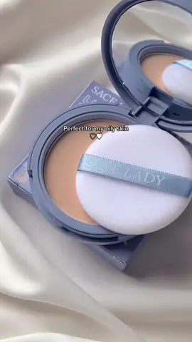 Do u still don’t have this viral waterproof face powder? It worth the hype ♡ #sacelady #saceladyfacepowder #waterproofmakeup #oilcontrolfacepowder 