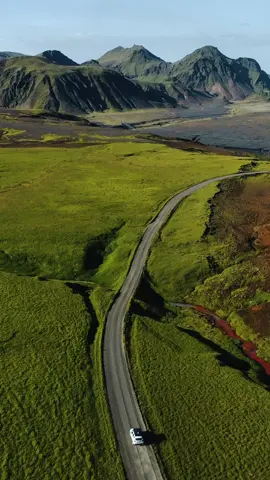 Driving on a different planet? 🪐 #ijsland #iceland #goldencircle #dronevideo #drone #traveltiktok #travelphotography 