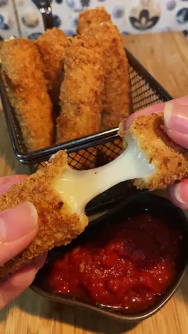 mozza sticks suuuper melar pake Prochiz Mozarella yang bisa kalian beli di Alfamart! fix nyesel sih kalo ga recook 😎 @Keju PROCHIZ #melarepol #prochizmozzarella #alexcooks 