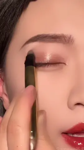 A high light eye shadow pen can help you learn how to draw eye shadow in one minute#highlight #eyeshadow #eyeshadowtutorial #eyeshadowchallenge #makeup #foryou #fyp 