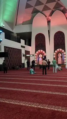 Shalat Maghrib di Masjid Raya Sumatera Barat