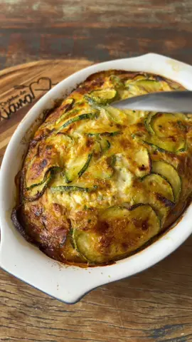 Ingredientes da massa: 2 abobrinhas pequenas cortadas em rodelinhas finas ( tempera com sal, pimenta e azeite - assa no forno medio e reserva) 4 ovos Sal Pimenta 2 colheres de sopa de tapioca 1 colher de sopa de fermento Ingredientes do recheio: 1 lara de atum 1 lata de seleta de legumes ou milho e ervilha 10 azeitonas picadas Salsinha picada 80 gramas de queijo em cubos ( usei musssarela de bufala Tempo de forno: 35 a 40 min em forno pré aquecido a 200 graus Dicas:  ✅ só misture a abobrinha aos ovos quando ela estiver fria. ✅ Sim, vc pode substituir o recheio ✅ Pelo que você gostar, até 💩 #cozinhadaliliana #lowcarb #lowcarbbrasil  #lowcarbdiet  #receitas #receitasfit #receitassaudaveis  #receitasfaceis  #brazil #fy  #fyp  #viral 