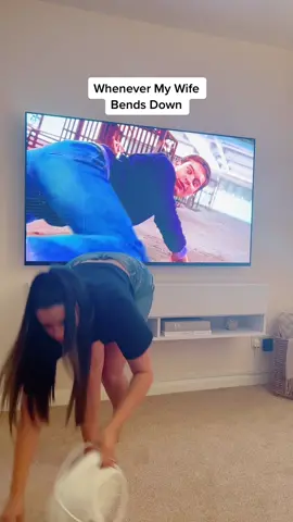 Caught The Attention 😂🕷️ #fyp #couple #couplecomedy #bendoverrr #couplehumour #funnycouple #husbandandwife #relationships #couplestiktok 