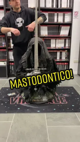 Busto del Nazgul😎 798 pezzi al mondo! Peso 50kg in tutto, altezza totale con spada 147cm! Meraviglioso🤩 seguimi su insta:davidemaga_ilmondovirtuale #iosonounvirtuale #lotr 