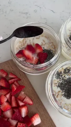 fav breaky!! 🍓 delicioso 🤌🏼 #fyp #foryoupage #breakfast #FoodTok #overnightoats #mealprep #asmr #asmrsounds #easybreakfast #healthy 