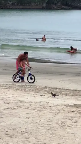 Just a dad showing his son how to ride a bike at the beach 😍❤️ #fyp #foryoupage #goodnews #heartwarming 