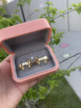 ✨Par de alianças 6mm chanfrado.  Material moeda antiga banhado a ouro 18k✨  R$230 Frete grátis 📦✈️ #aliancasdecasamento 