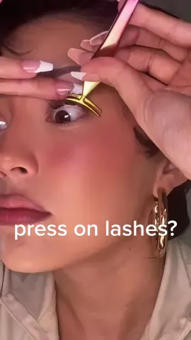 #stitch with @jayceebeauty  no glue PRESS ON LASHES? you already know I had to try these 😮‍💨 #kissdontmiss #drugstorelashes #nogluelashes #trendingmakeup  #kisslashes 