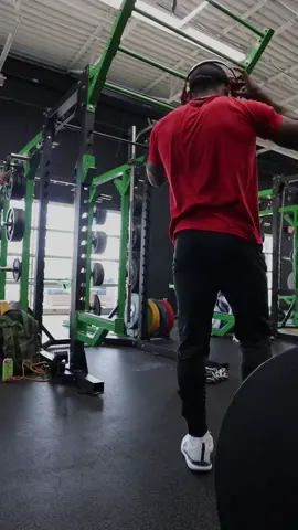 “We be working over here” details on Ig‼️ #fyp #viral #gym #motivation #GymTok #pullday 