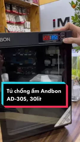 Tủ chống ẩm Andbon AD-30S, 30lit. Điều chỉnh độ ẩm bằng nút bấm bên ngoài, đồng hồ điện tử và hệ thống đèn LED bên trong….. #tuchongam #tuchongammayanh #andbon #chongammayanh #andbon50l #30liter #baoquanmayanh 