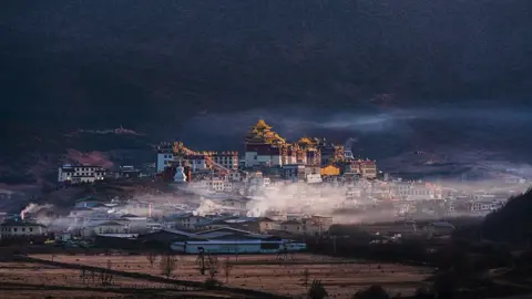 Shangri-la nằm trong cao nguyên hơn 3.300 m so với mực nước biển, bao quanh bởi những ngọn đồi xanh tươi tốt, hồ nước tuyệt đẹp, không khí trong lành.  Trong ảnh là Songzanlin (Tùng Tán Lâm), tu viện lớn của Phật giáo dòng Mật tông, nằm trên ngọn đồi cao, thuộc dòng tu của các Lạt Ma. Tu viện dựng từ năm 1679 theo nguyên mẫu thu nhỏ của cung điện Potala - Lhasa Tây Tạng, nổi bật với những mái nhọn dát vàng rực rỡ. Trải qua bao biến cố thăng trầm của lịch sử, tu viện vẫn tồn tại gần như nguyên vẹn. Có thời điểm, số nhà sư ở đây lên đến 3.000 người. Những con đường ở Shangri-la quanh co và vắng lặng, nên thơ. Đâu đó bạn sẽ bắt gặp các vị Lạt Ma trên đường trong trang phục sẫm màu đặc trưng. Số người theo Phật giáo Tây Tạng ở đây rất đông. Đây là một hệ phái quan trọng thuộc Phật giáo Kim cương thừa, được truyền bá nhiều nơi quanh Hy Mã Lạp Sơn, đặc biệt ở Tây Tạng.  Ở Shangri-la, thứ được coi trọng nhất là tình yêu, là hạnh phúc của con người. Tình cảm của gia đình và các mối quan hệ xã hội thân thiết khác được đặt lên đầu.  #VânNam #云南 #ĐạiLý #大理 #CônMinh #昆明 #ThạchLâm #石林 #HồNhĩHải #洱海 #ĐịchKhánh #迪庆 #NúiTuyếtMaiLý #梅里雪山 #LệGiang #丽江 #ShangRiLa #香格里拉 #NúiTuyếtNgọcLong #玉龙雪山 #Lugulake #泸沽湖 #HắcLongĐàm #黑龙潭 #ThànhCổTrúcHà #束河古镇  #HốHổNhảy #虎跳峡 #XêDịch #DuLịch #TrungQuốc #Travel #China #HưởngDuLịch #旅行   #HưởngTrungQuốc #HưởngXêDịch 