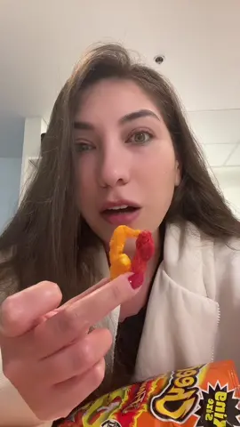 Replying to @userwkhgz8mvzi the difference between 🇸🇦 & 🇺🇸 Hot Cheetos الفرق بين السعودي و الامريكي 🫣🧐 #hotcheetos #colorchallenge 