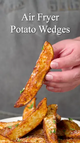 Air Fryer Potato Wedges! 👉 Full Recipe is on our Blog in Bl0 , just type 