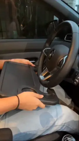 A Table Steering é fácil de instalar e usar; Ajuste fácil do ângulo e da altura; Não ocupa muito o espaço do carro; Auxilia em viagens de longa distância, conveniente para colocar notebooks, cadernos, alimentos ou bebidas; Estrutura de suspensão. Não há suporte na parte de baixo da bandeja, e as pernas ficam mais livres. . . . . . #acessóriosparacarro #octopushop #suporteparacarro #mesaparavolante #TableSteering 