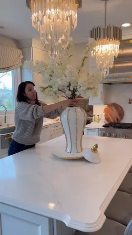 At inspiremehomedecor.com we carry a large collection of faux florals🌹 Never worry about water or sun, these florals will give your home everlasting beauty✨ #floralarrangements #florals #flowers #homedecor #fauxflorals #flowerdecor #kitchendecor 