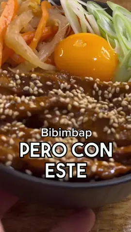 Bibimbap Salsa de chiles:  - 3 chiles rojos - 3 chiles amarillos - 3 chiles ancho - 2 dientes de ajo - 150ml aceite de oliva - 1 cucharada pimentón - 20ml vinagre de arroz - 10g miel - Sal Tienes un video de como hacerla en mi perfil. También tienes la receta del kimchi 🙃