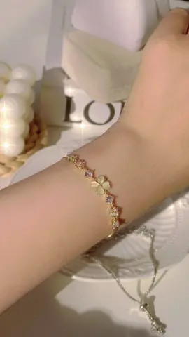 Chiếc lắc tay được nhiều anh trai mua quà tặng bạn gái #vongtay #lactay 