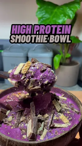 High Protein Dessert 💪 #smoothiebowl #lowcalorie #highproteindessert #weightloss #caloriedeficit #shredded #highproteinrecipes #EasyRecipes Since you guys loved the last smoothie bowl, I couldn’t leave you hanging, here’s an experiment one I did with a some frozen blueberries I had left over and a KitKat Chunky…and erm…Turns out it’s INSANE!😋 Serves 1: 🍽️ Calories & Macros 📊 Per bowl: 376 cals 26g P | 42g C | 12g F Ingredients✅ - 1 cup/120g (large handful) of ice cubes - 100g of frozen blueberries  - 50ml of almond milk (less calories) - Tsp cocoa powder  - 1 scoop chocolate whey protein (@proteinworks code PANACEA) - 1 (40g) KitKat Chunky Bar  Method⏰ 1. add all the ingredients to a blender (save half the Kitkat for toppings!) 2. blend to thick a creamy, this may take a few attempts, if it doesn’t blend the first time just give it a little shake then blend again. Takes a bit of patience 💪 3. Scoop out into a bowl and top with the other half of KitKat chopped up in crunchy pierces 😋 Enjoy! Follow @panaceapalm for More! 💚