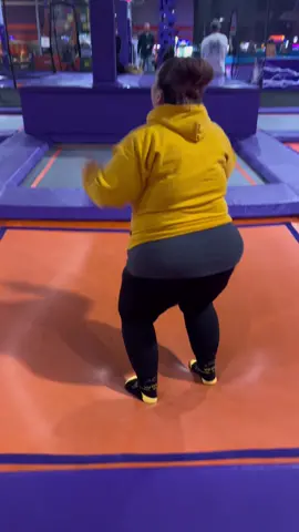 #nothighenough #justhavefun #biggirlsdoitbetter #fallenandcantgetup #laughter #trampoline #trampolinepark #legsdidntwork 