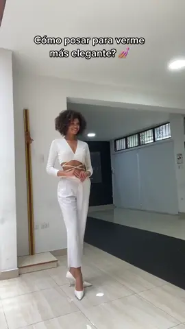 Tips para posar elegante y al hablar en público 💕 #modelo #peru #posesparafotos #poses #elegante 