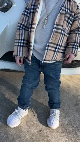 Happy friday 🔥  Sweater : @bossykidz  #fyp #fashiontiktok #toddlerboy #bossyfashion #bossykidz #bebebuchon #yeezy350 #paratii #sanjudas #michoacan #thanksforsupport #OOTD #toddlerboy 