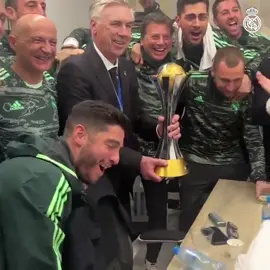 Senhoras e senhores, simplesmente, Carlo Ancelotti levantando mais um troféu! O italiano que é o técnico com mais conquistas da Champions League (quatro no total) e que é o único que ganhou as cinco principais ligas da Europa (Premier League, La Liga, Serie A, Bundesliga e Ligue 1), agora atingiu mais uma marca expressiva:  Igualou Pep Guardiola como o treinador que mais vezes foi campeão do Mundial de Clubes (três títulos). Gostaria de ver o homem treinando a Seleção Brasileira? Comenta aí! #OTS #MundialDeClubes #Futebol #RealMadrid #CarloAncelotti #SeleçãoBrasileira #SportsNews